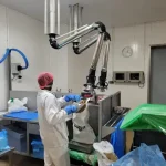 Brazo de aspiración industrial utilizado en una estación de pesaje para controlar el polvo y mantener la calidad del aire